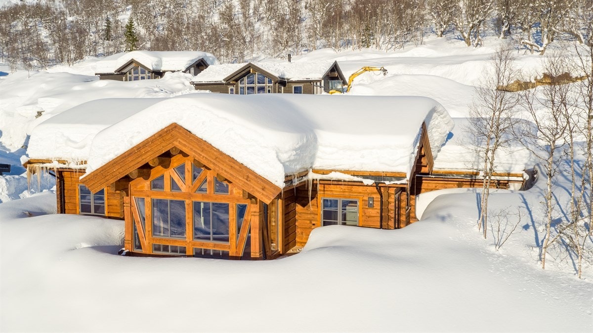 Hytta ligg sørvendt i Rindabotn med gode soltilhøve, og fantastisk utsikt framover mot Fagereggi og Blåfjellet. Galleribilde