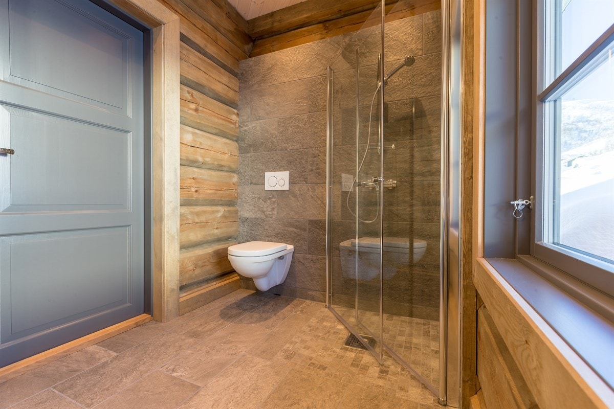 Badet i hytta er av god størrelse. Spottar i himling og varmekablar i golv. Galleribilde