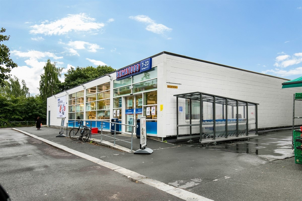 Dagligvarehandelen kan gjøres ved bl.a. Rema 1000, Coop Extra og Kiwi. Ønsker du ytterligere servicetilbud er det kort gangavstand til Røa Senter med blant annet vinmonopol, bakeri, helse- og velvære tilbud. Galleribilde