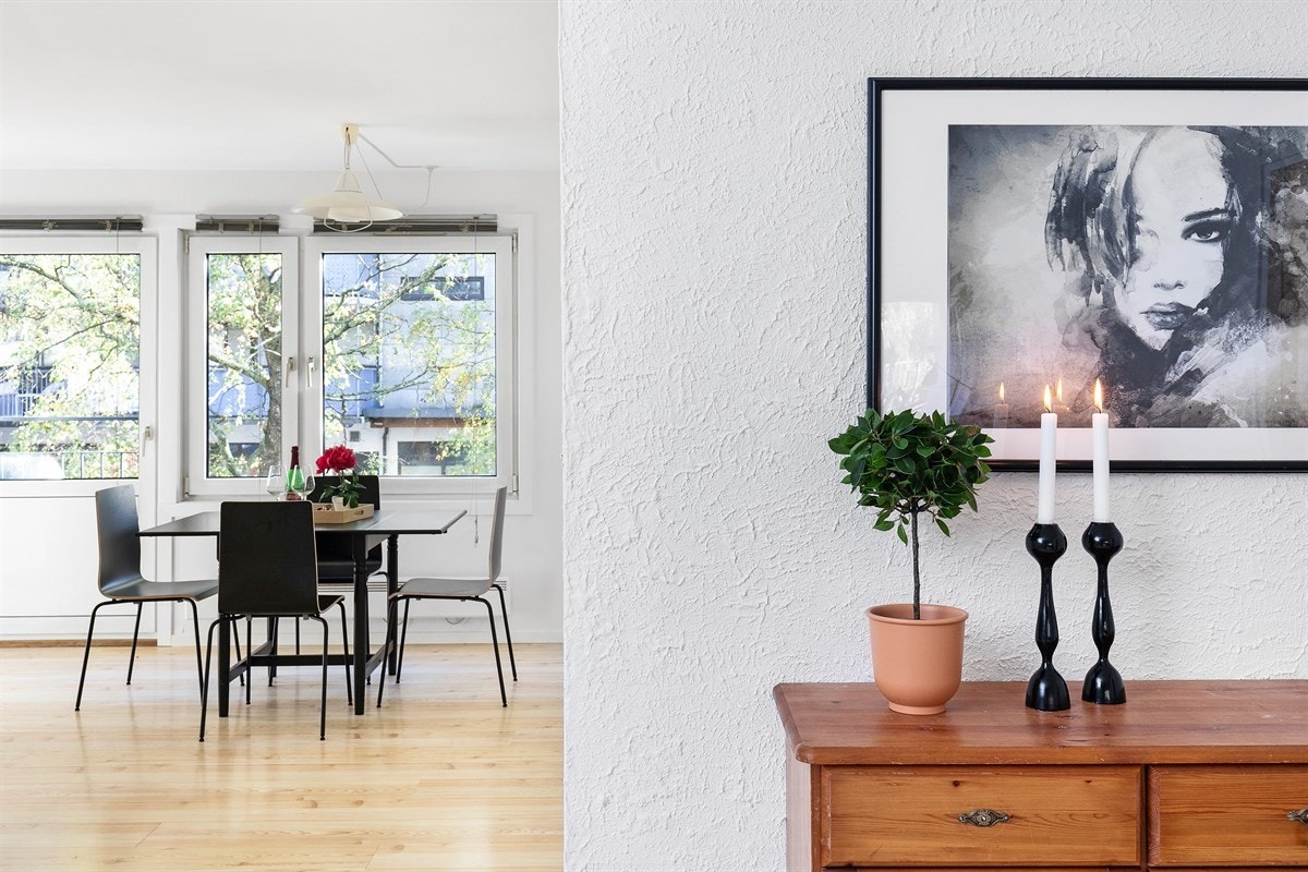 Direkte adgang til kjøkkenet fra stuen og entreen. Galleribilde