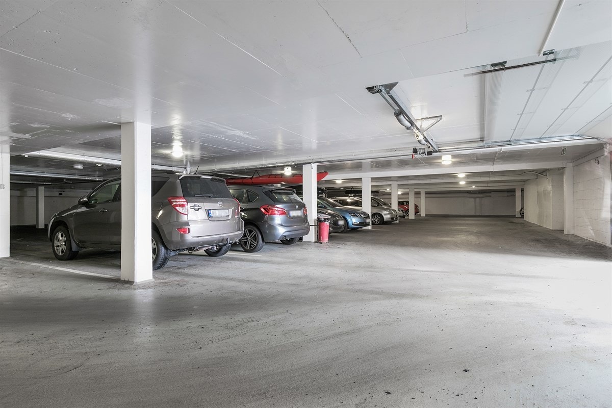 Det er parkering på egen parkeringsplass i felles garasje, der kostnaden for denne inngår i felleskostnadene. Hver leilighet disponerer to oblater til gjesteparkering hos Meklenborg Borettslag. Øvrig parkering etter områdets gjeldende bestemmelser. Galleribilde