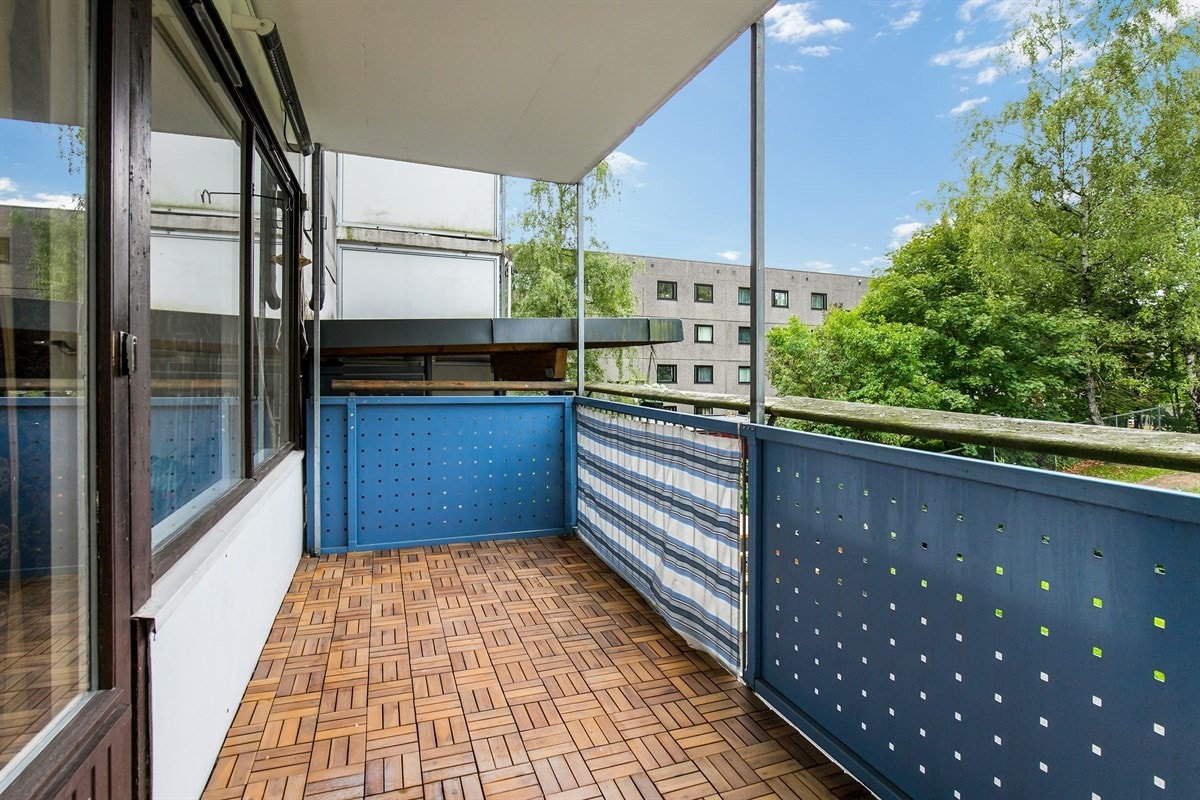 Overbygget, solrik balkong på ca. 11 kvm. Galleribilde