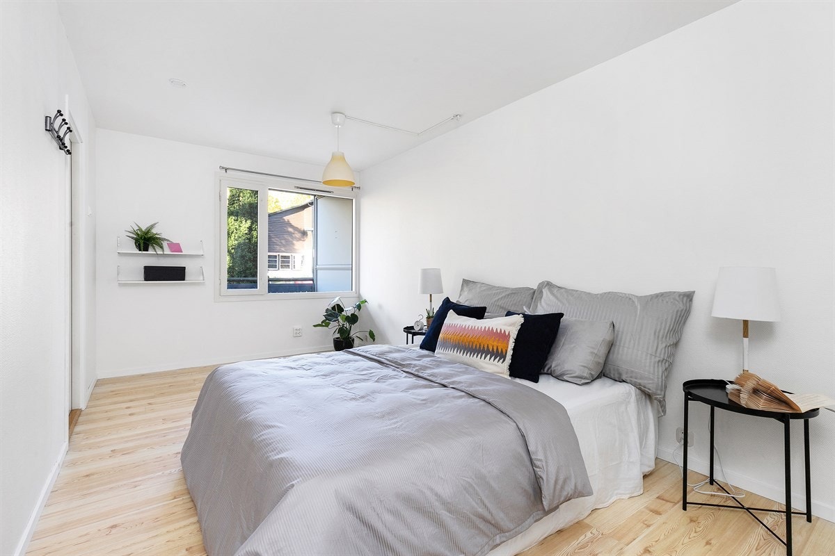 Leiligheten har to lyse, tiltalende soverom med laminatgulv, lysmalte vegger og plass til garderobeskap. Galleribilde