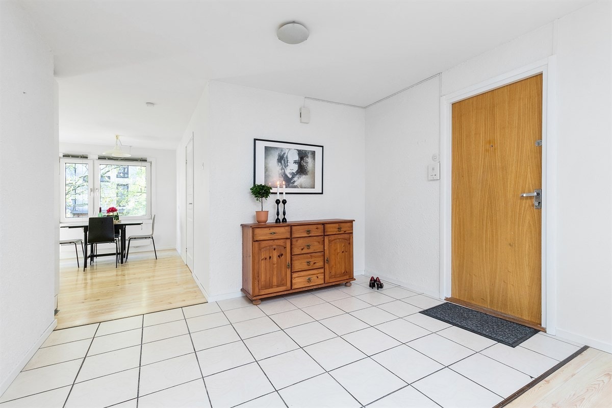 Leiligheten ligger i en høy første etasje og har adkomst via felles trappeoppgang. Galleribilde