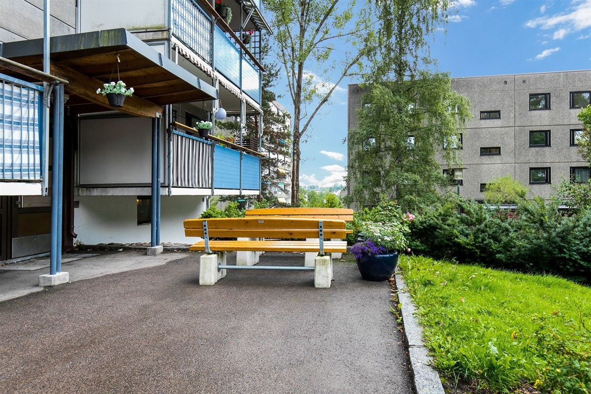 Fra leiligheten er det kun ett minutt til Hovseter barne- og ungdomsskole. Det er kort gangavstand til Persbråten videregående skole, og like ved leiligheten er det et godt utvalg av både private og kommunale barnehager. Galleribilde