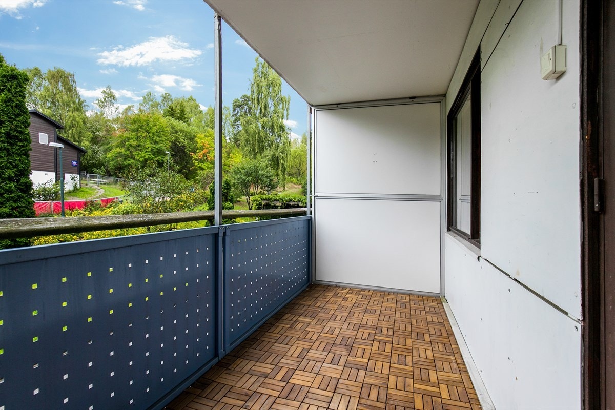 Balkongen er solrik og har plass til en sittegruppe, så her kan man virkelig nyte varme sommerdager til det fulle. Galleribilde