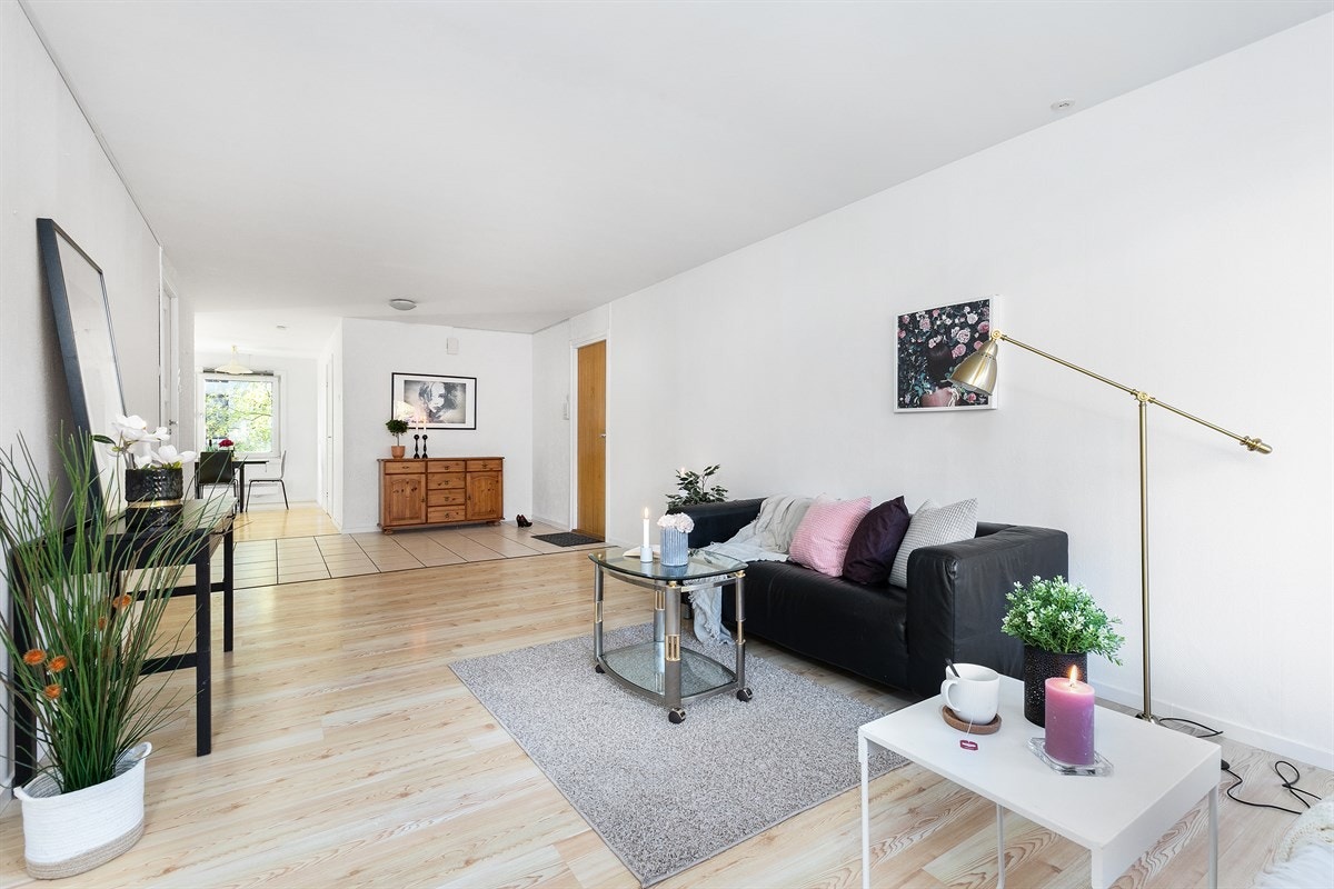 En glassdør og to store vinduer ut mot balkongen sørger for godt med naturlig lys i rommet. Galleribilde