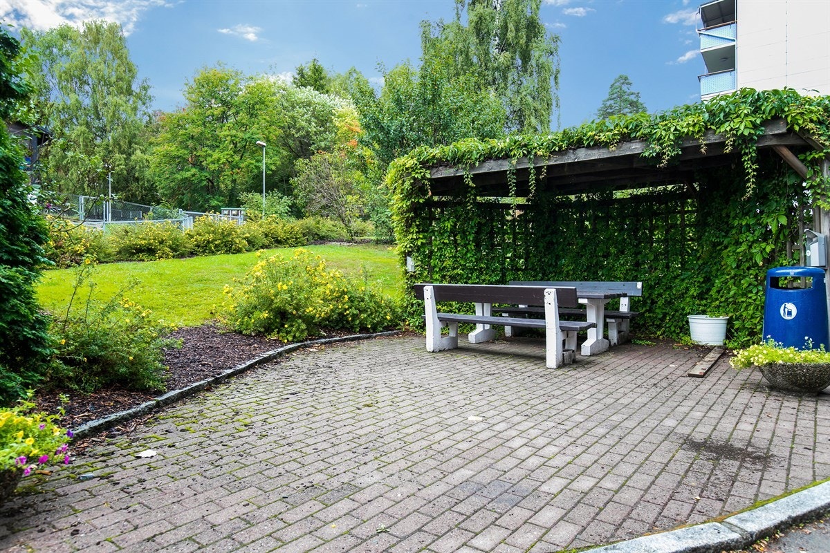 Området gir mulighet for offentlig kommunikasjon via buss og T-bane. Nærmeste holdeplass er Hovseter skole som ligger ca. 240 m fra leiligheten. Det er ca. 9 minutters gange til Hovseter T-banestasjon. Galleribilde