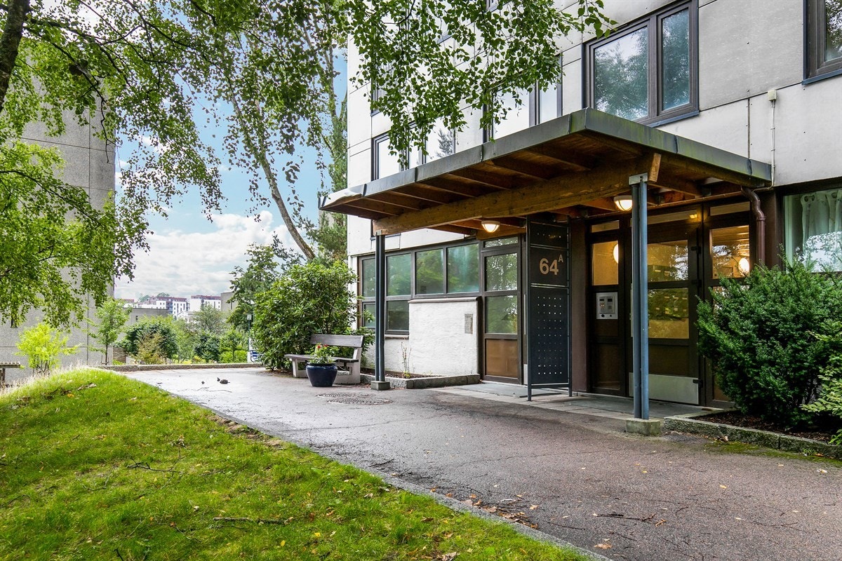 Beliggenheten er barnevennlig uten gjennomgangstrafikk på området, med barne- og ungdomsskole, barnehager og dagligvare like ved. Galleribilde