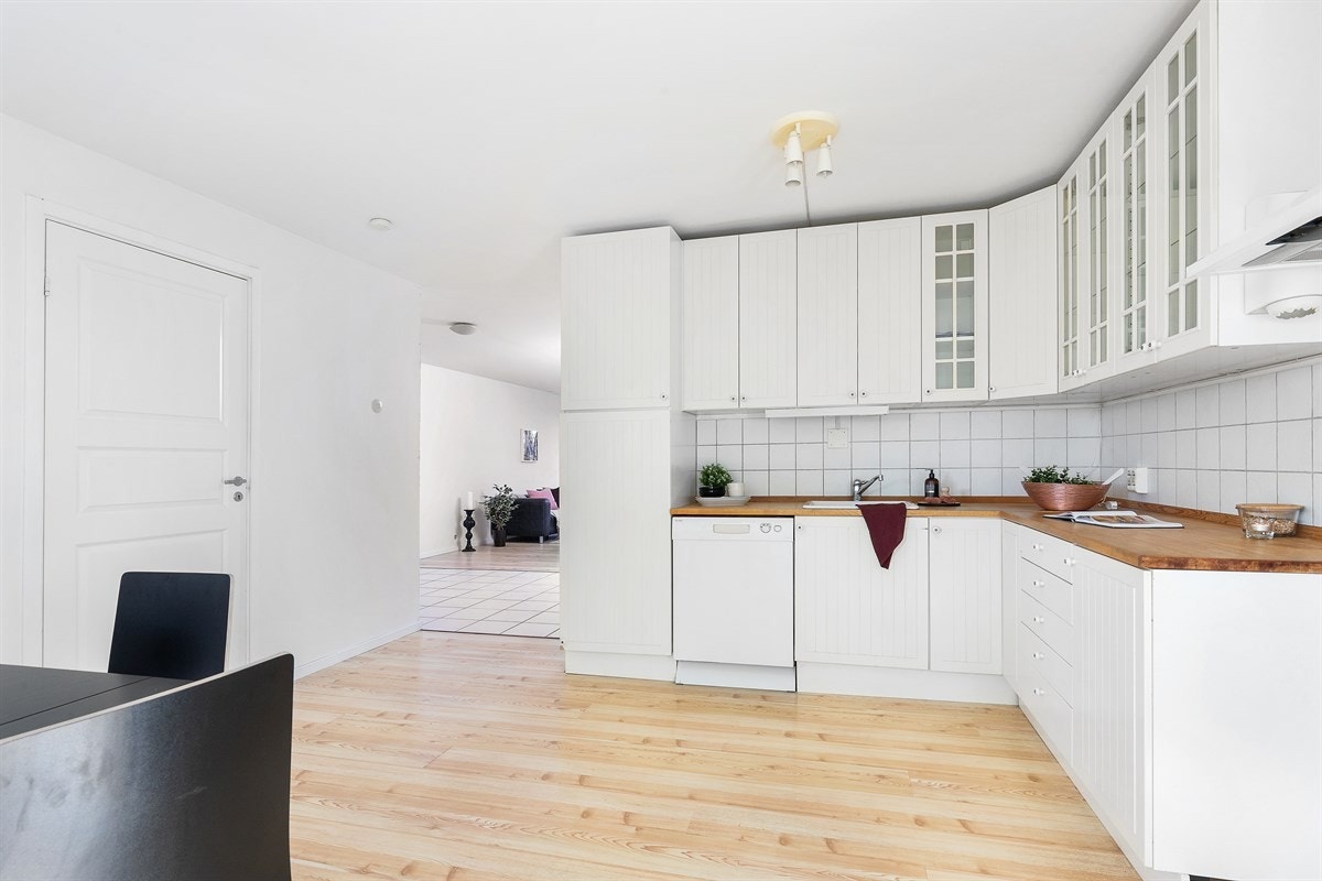 Det er avsatt plass til kjøleskap, komfyr og oppvaskmaskin. Galleribilde