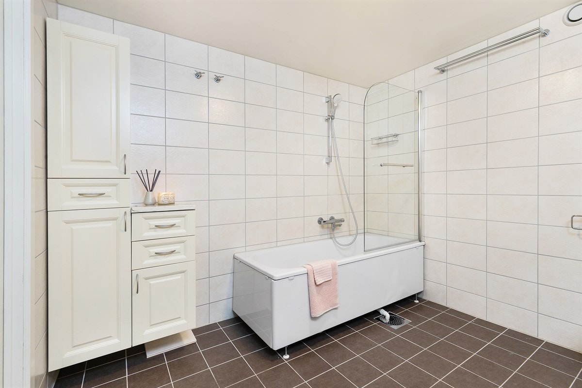 Den øvrige innredningen består av servant med underskap, høyskap og stort speil med belysning. Galleribilde