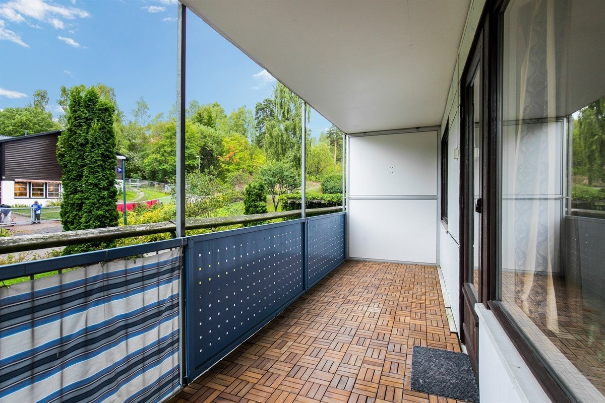 Fra stuen er det utgang til en trivelig, overbygget balkong på ca. 11 kvm. Galleribilde