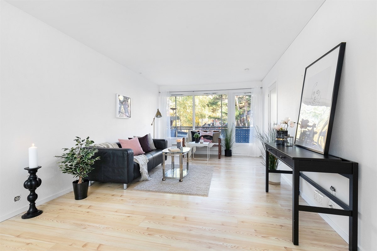 Privatmegleren ved Jørgen Braathen Becher og John Granly Steen har gleden av å presentere denne lyse og gjennomgående 3-roms med garasjeplass i felles garasjeanlegg og solrik balkong beliggende på Hovseter/Røa. Bad er renovert i desember 2017. Galleribilde