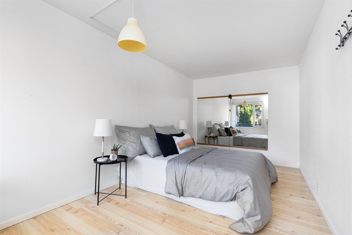 Leiligheten oppvarmes elektrisk med stedvis plasserte panelovner. Sikringsskapet er utstyrt med automatsikringer. Kabel-tv og internett er inkludert i fellesutgiftene. Galleribilde