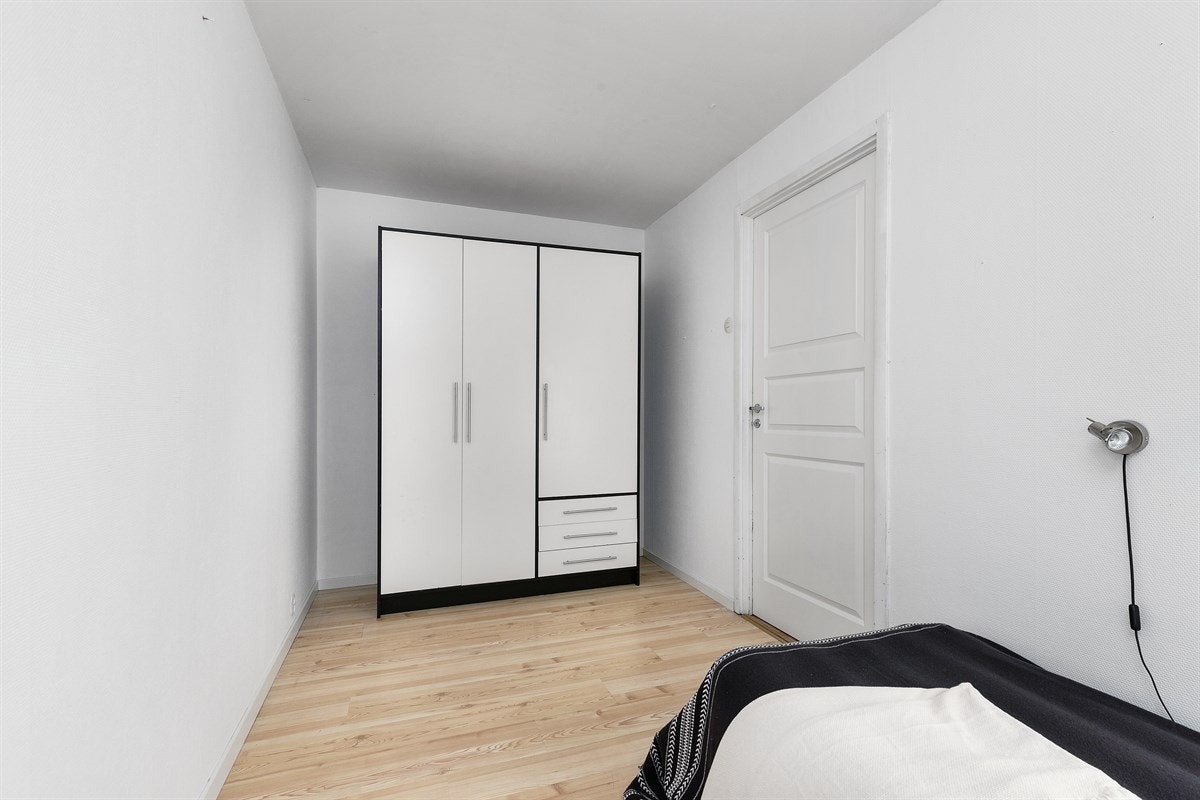 Soverom 2 har god plass til oppbevaring i garderobeskap. Galleribilde