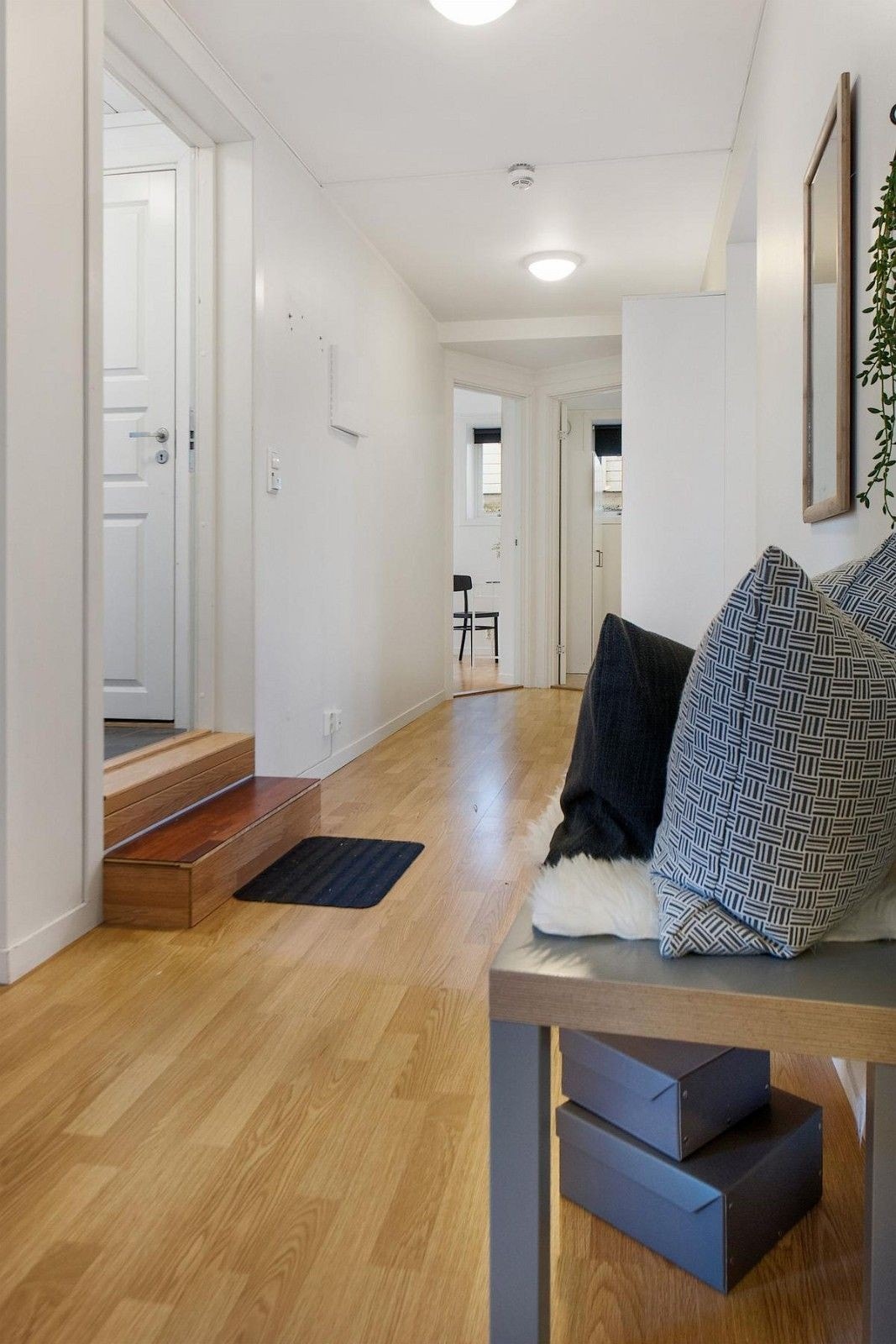 Romslig gang med benk og garderobeskap Galleribilde