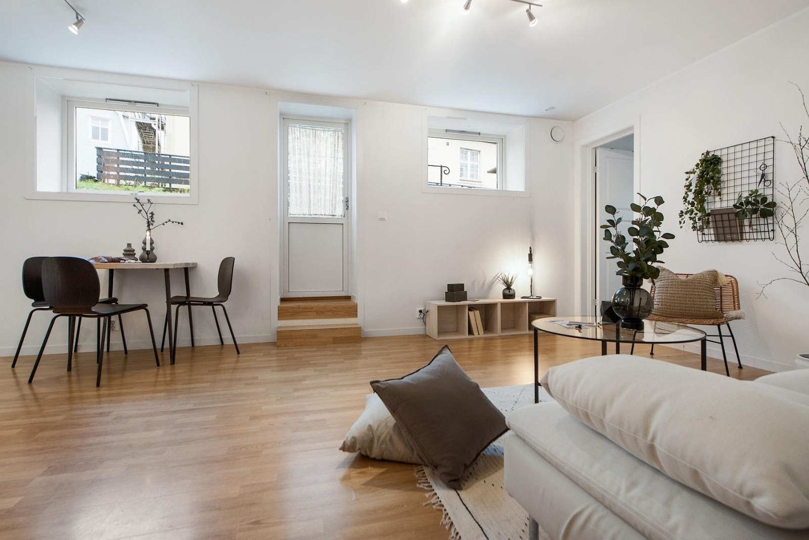 Stue med utgang til hage Galleribilde