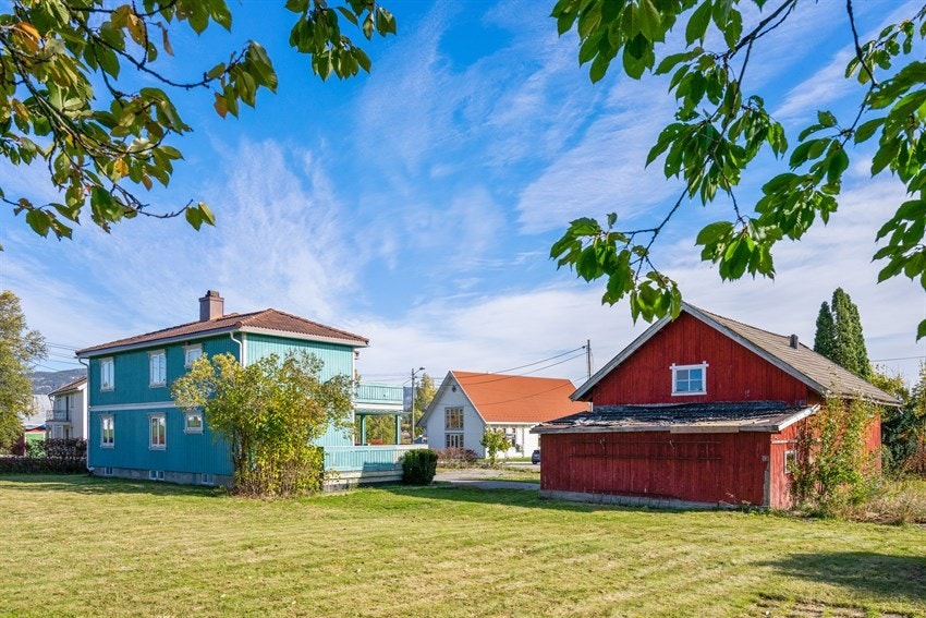 Hus og låve Galleribilde