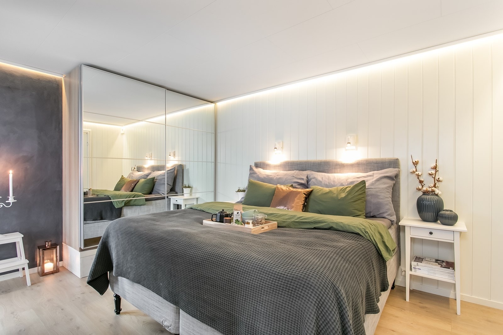 Hovedsoverommet videre utstyrt med dobbel skyvedørsgarderobe med speilfronter som har godt med oppbevaringsplass. Her har man stille og behagelige soverom med god romfølelse. Galleribilde