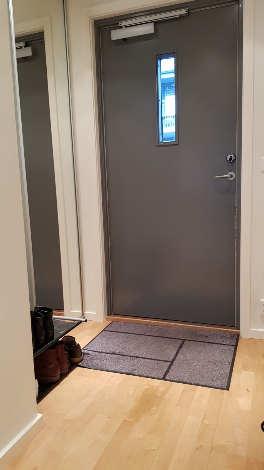 Entre med skyvedørsgarderobe som har god lagringsplass Galleribilde