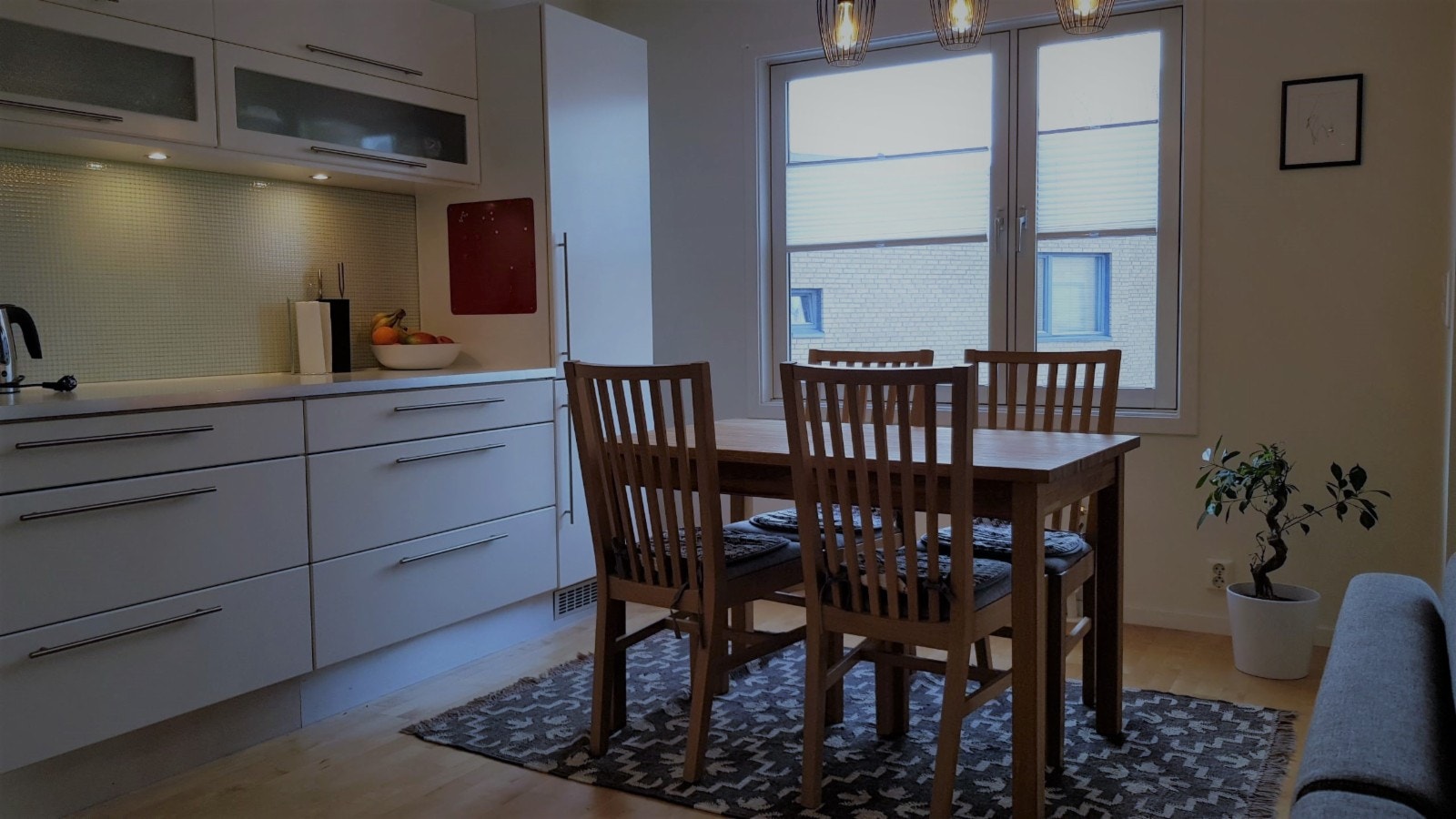 Kjøkken med spisebord og stoler som følger med Galleribilde