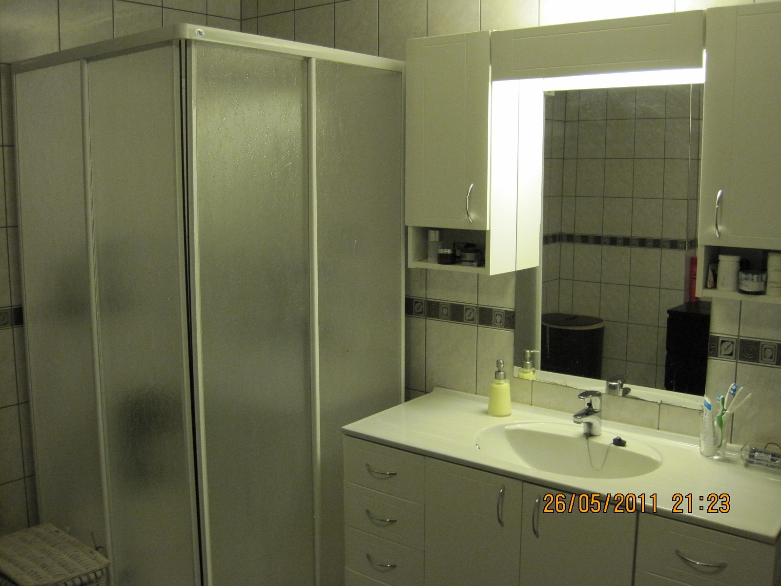 Toalett og dusj med varme i golvet og balansert ventillasjon Galleribilde