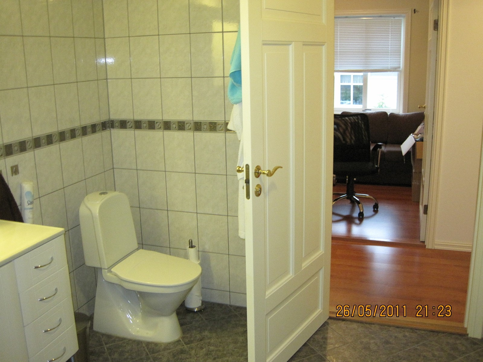 Stort toalett på over 10 m2, vaskemaskin er inkludert. Galleribilde