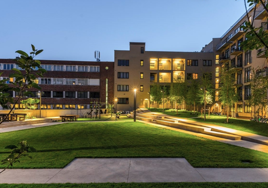 Hyggelig bakgård med mye gress og sitteplasser Galleribilde