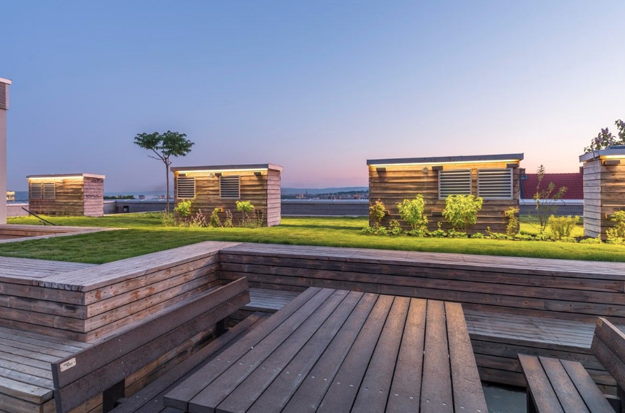 Takterrassen har mange sittegrupper og grønne områder Galleribilde