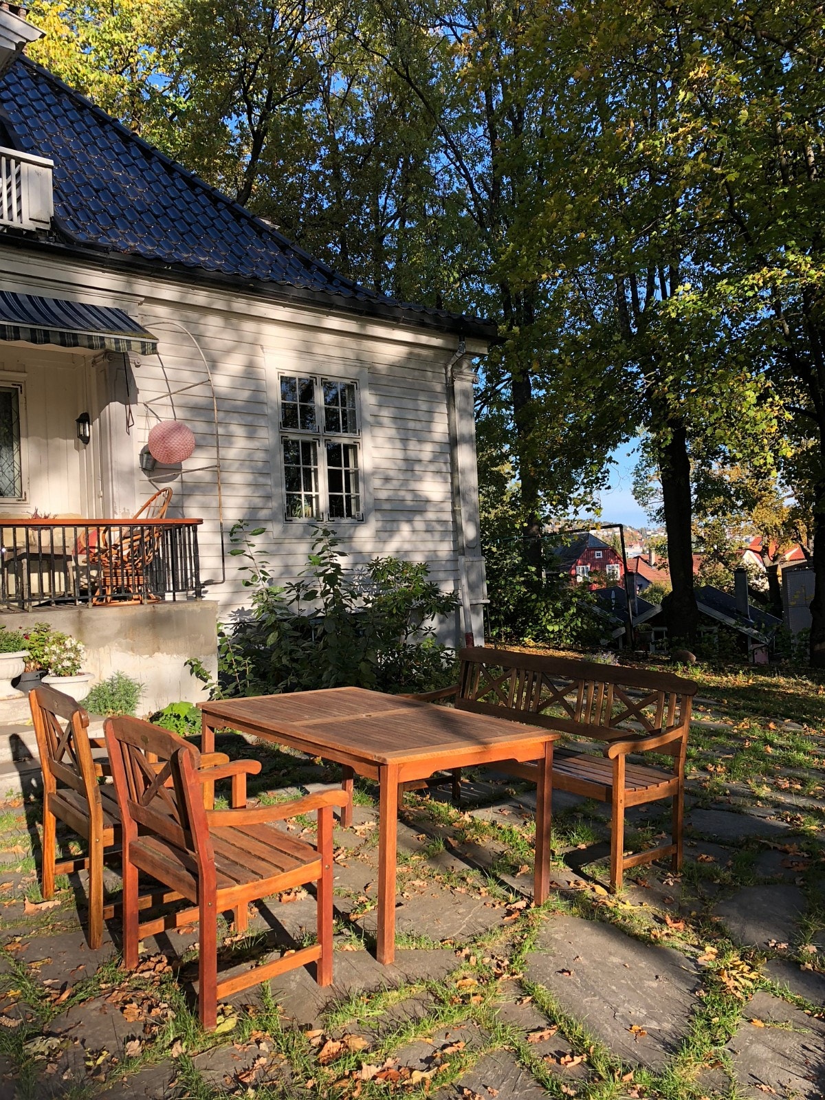 Flere sittegrupper i haven Galleribilde