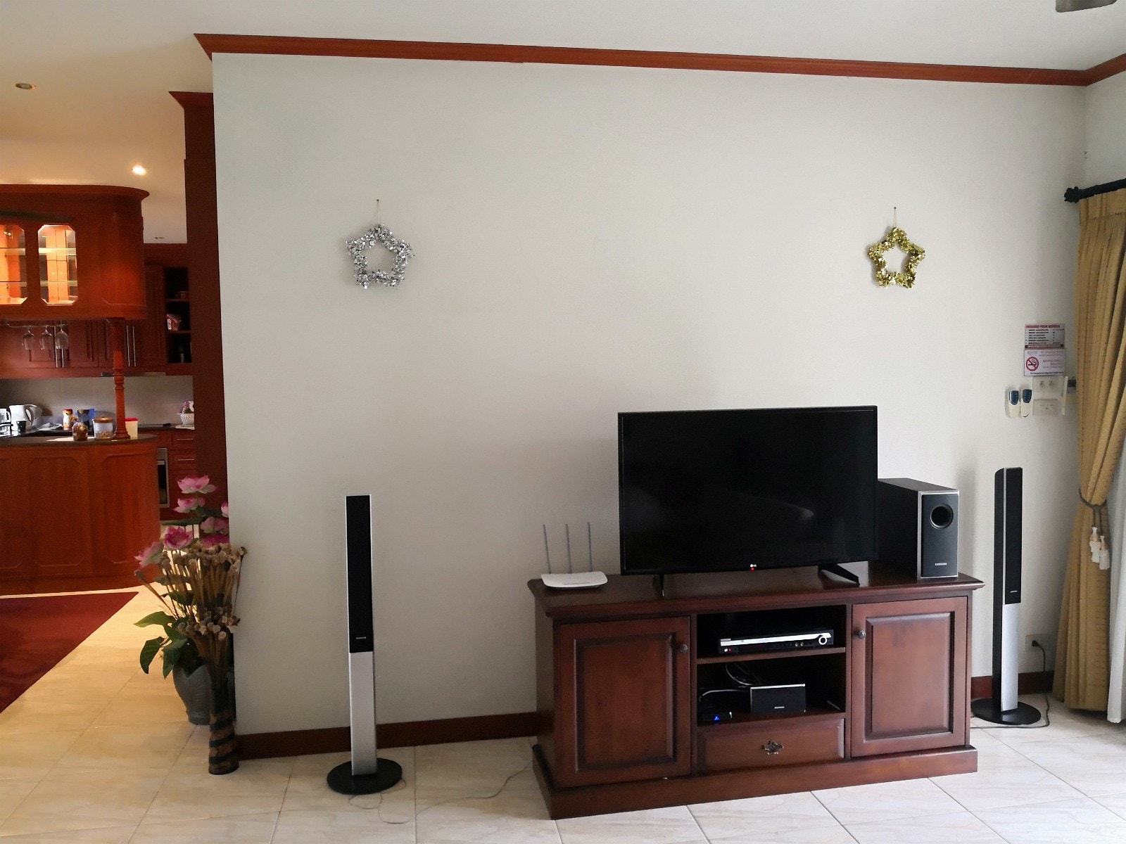 Stue med ny 43" LG TV Galleribilde