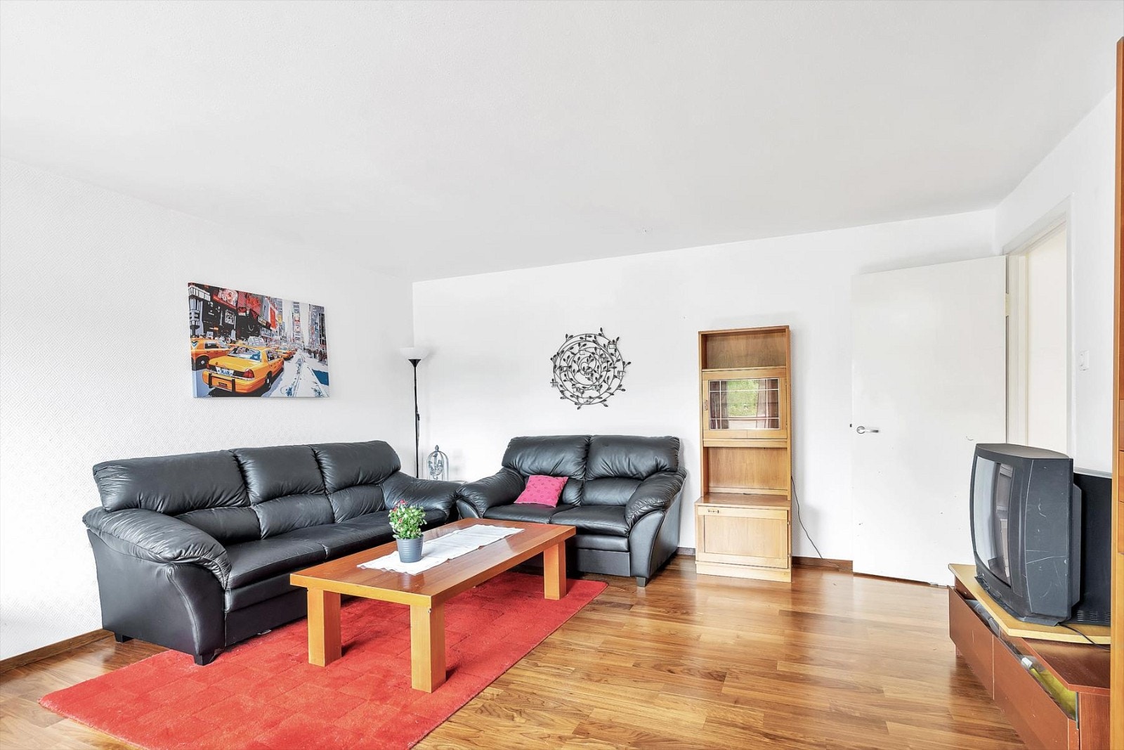 Stue med god plass til både spise- og sofagruppe Galleribilde