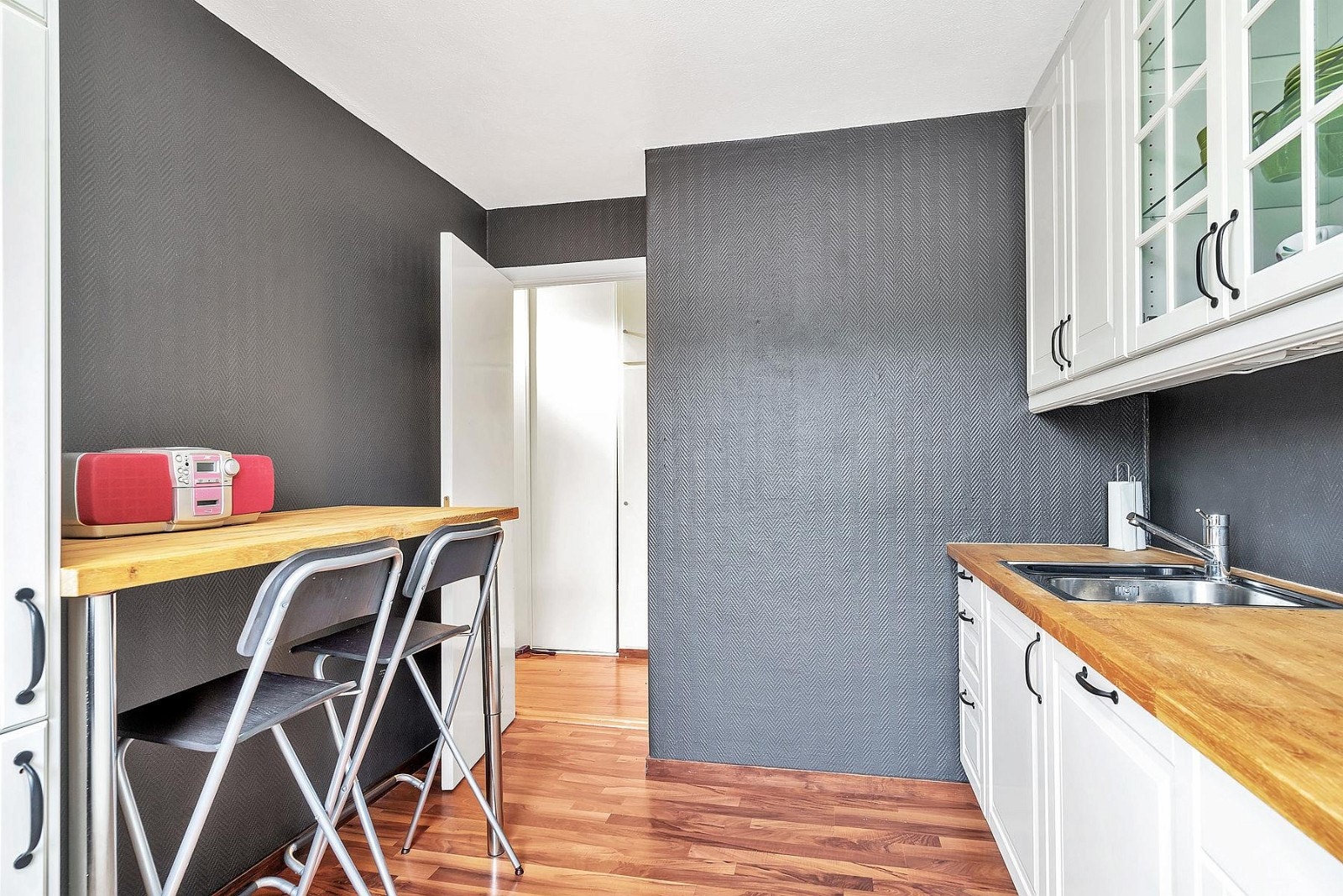 Kjøkken med hvite fronter og heltre benkeplate Galleribilde