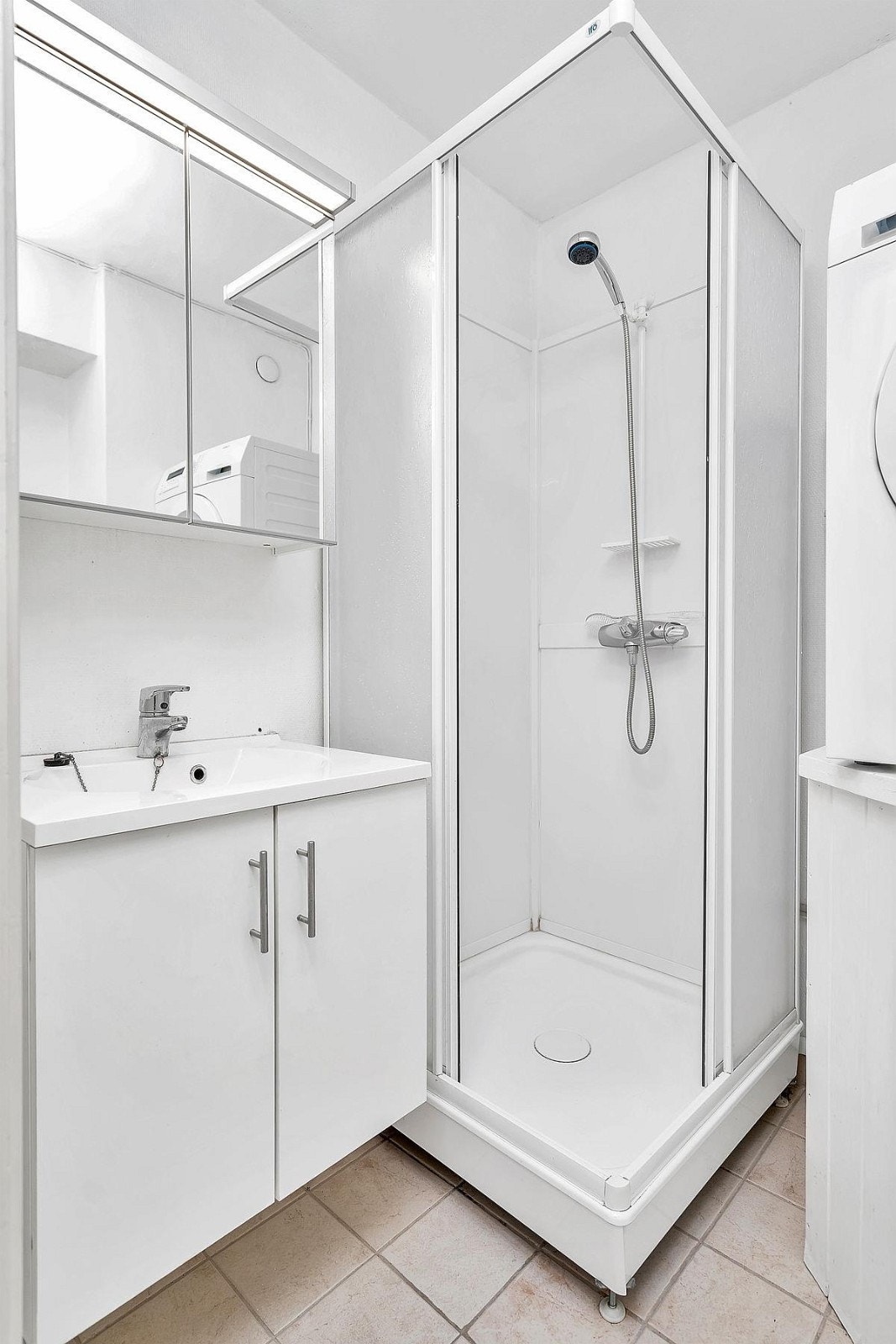 Bad med fliser på gulv med varmekabler Galleribilde