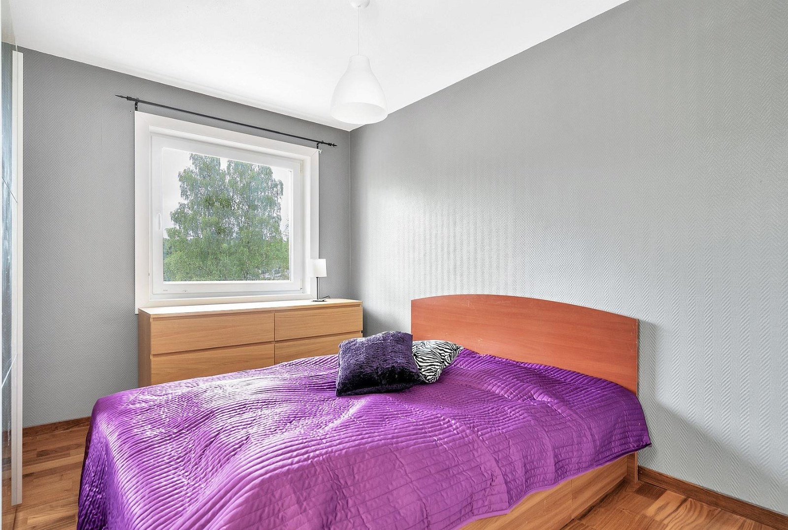 Soverom med god plass til dobbeltseng og garderobeskap Galleribilde