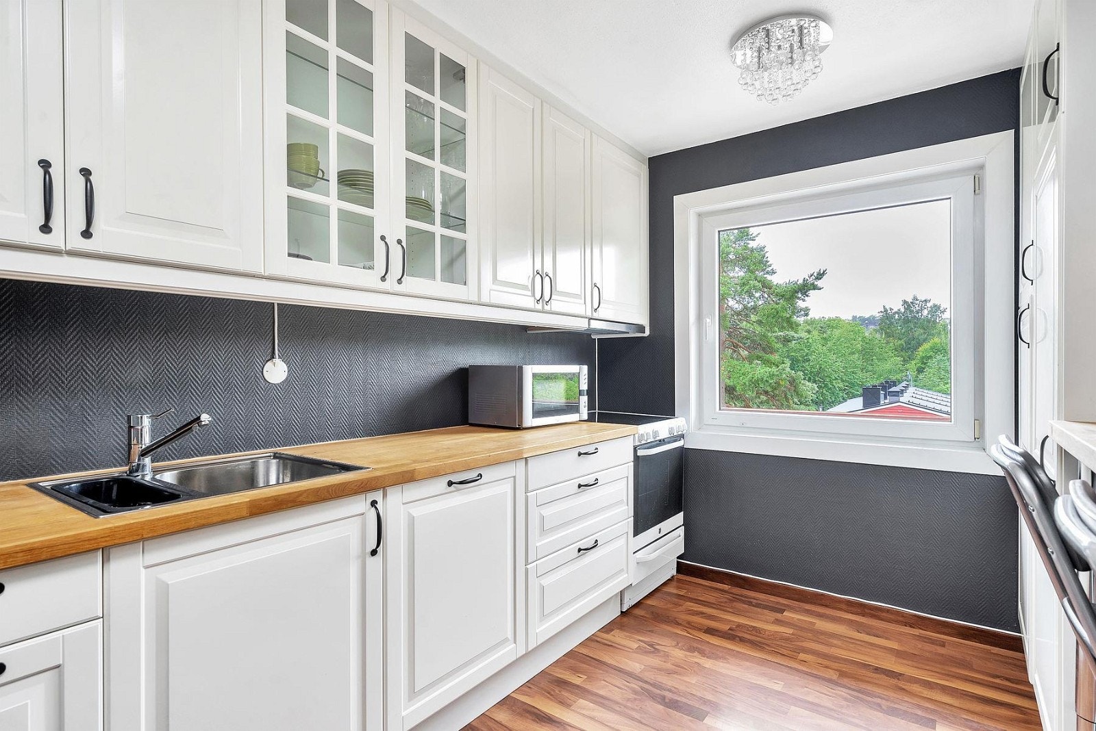 Spiseplass på kjøkken. Int. hvitevarer som oppvaskmaskin og kjøleskap Galleribilde