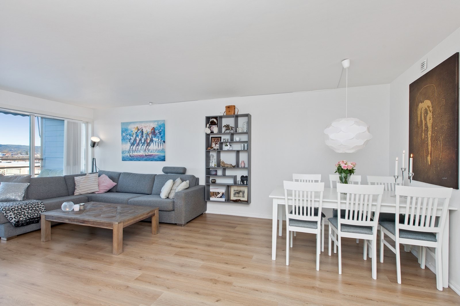 Stue med god plass til sofaløsning med tilhørende møblement, samt spisestue Galleribilde