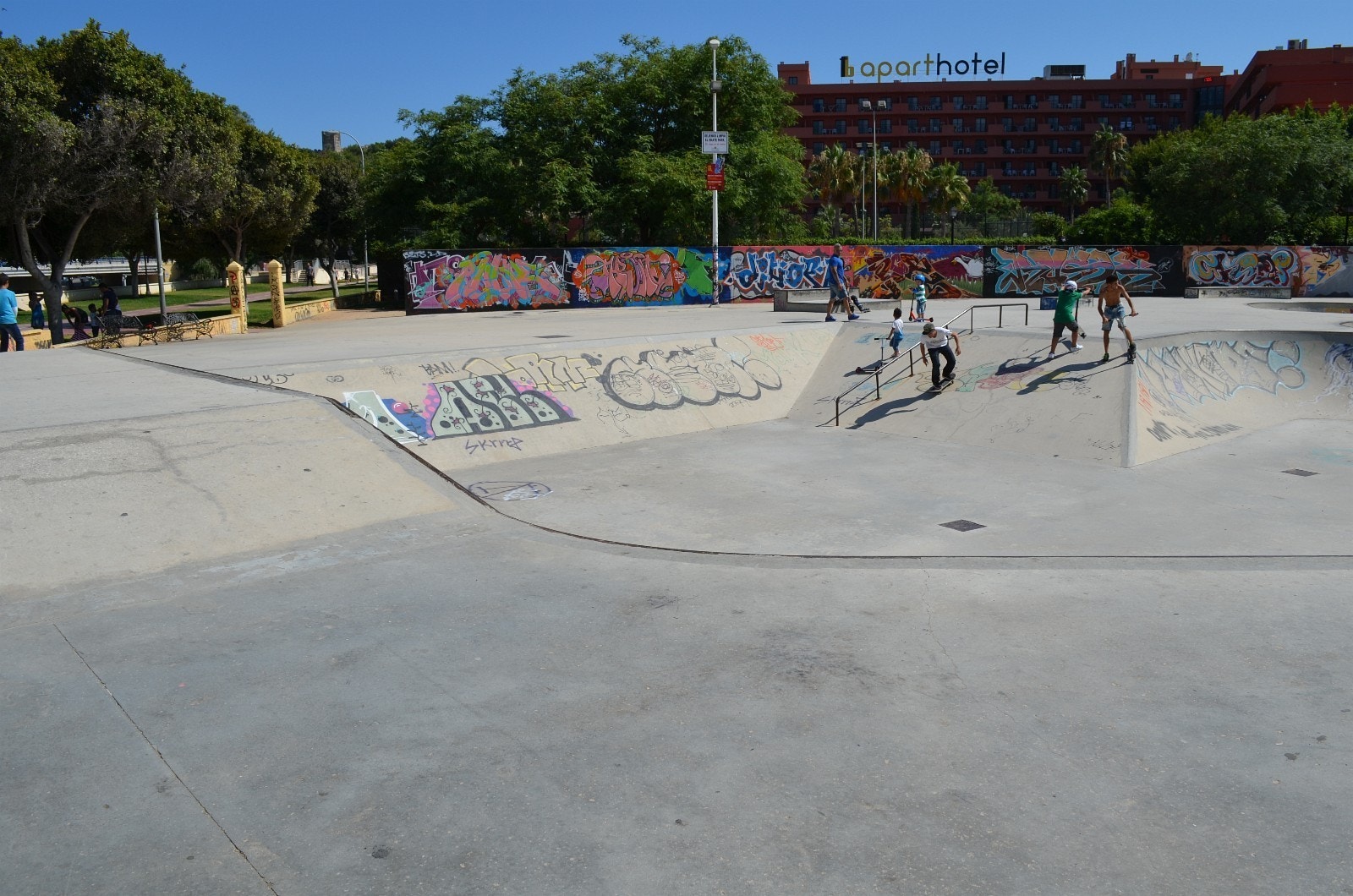 Skateboardpark ved siden av Miramar kjøpesenter. Galleribilde