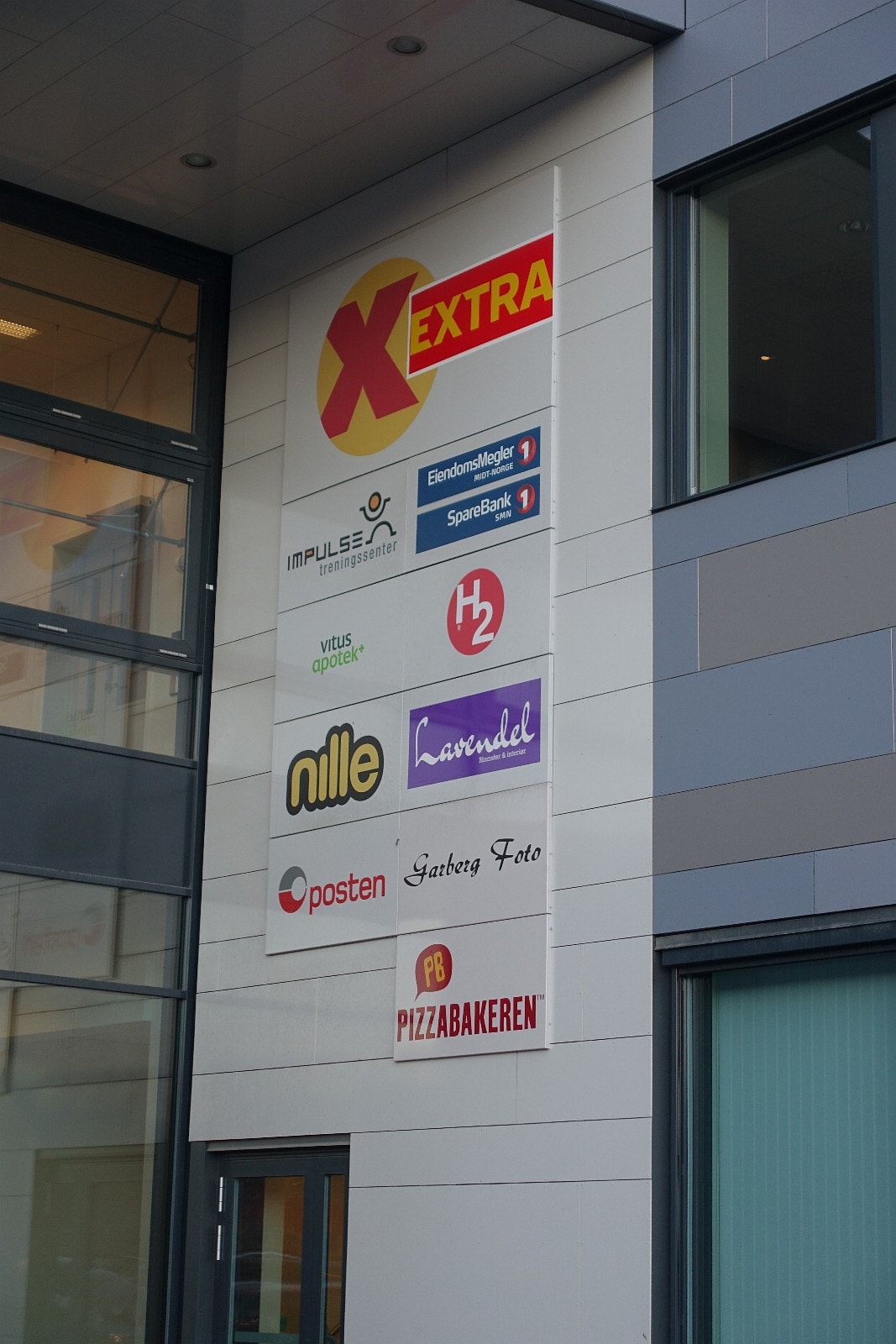 Nærområde med butikker og treningssenter. Galleribilde