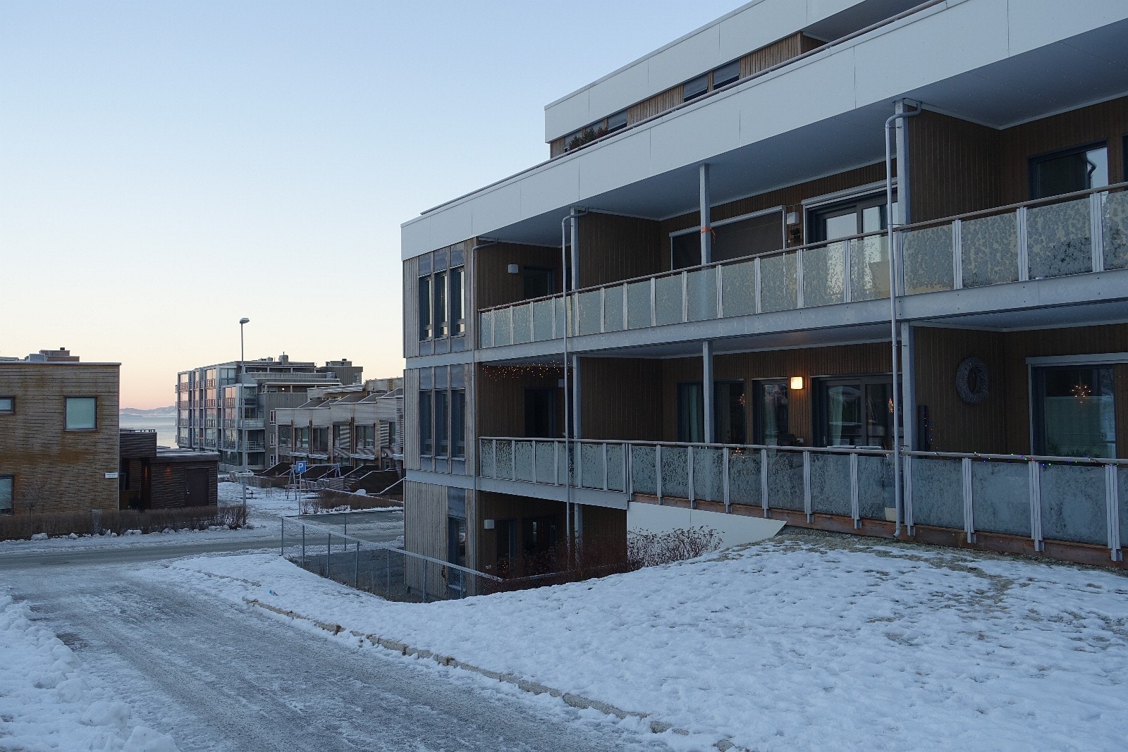 Skjermet hjørneleilighet i 1. etg med gode solforhold på ettermiddag/kveldstid. Galleribilde