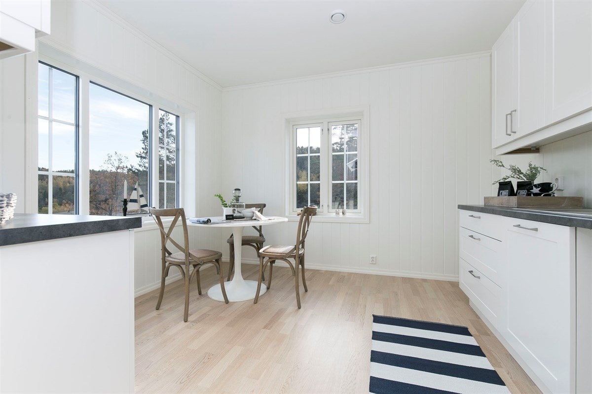 Gjennom en skyvedør fra stuen ligger kjøkkenet Galleribilde