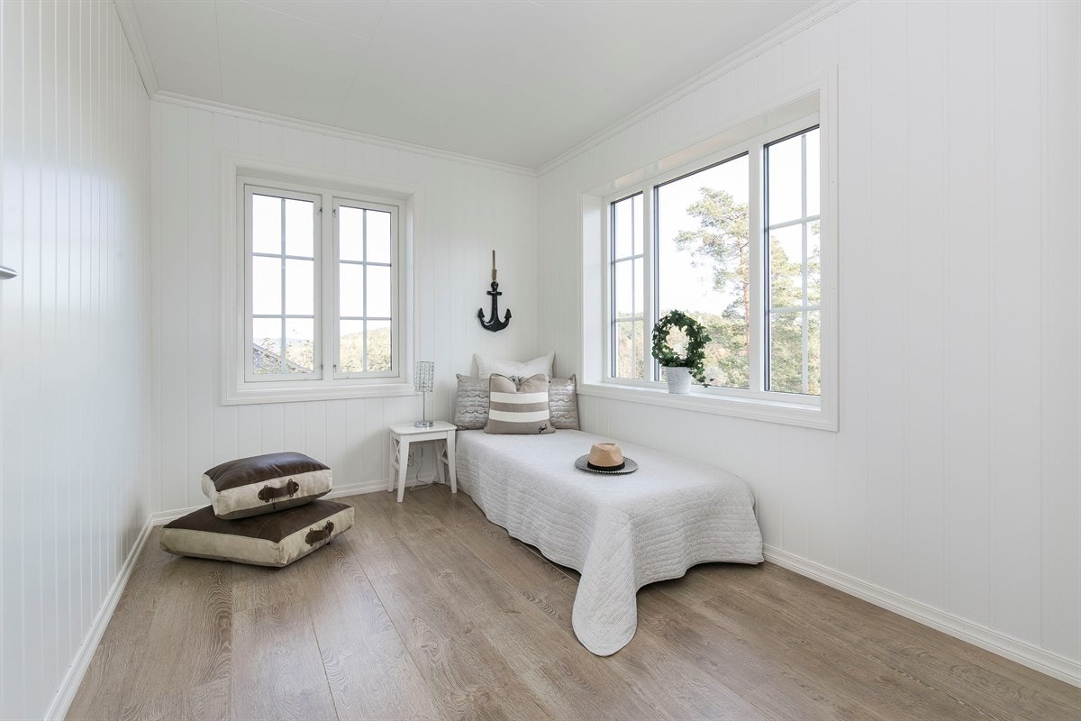 Det er 3 store soverom i 2. etasje, i tillegg til et kontor som kan utgjøre det 4. soverommet om ønskelig Galleribilde