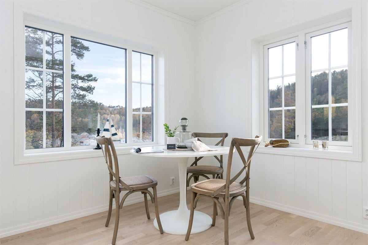 Et lyst og fint rom med plass til spisebord Galleribilde