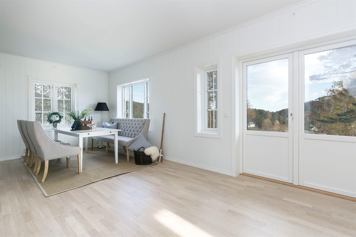 Skapt for timer med kos og hygge. Doble verandadører ut i hagen er perfekt for fine sommerdager Galleribilde