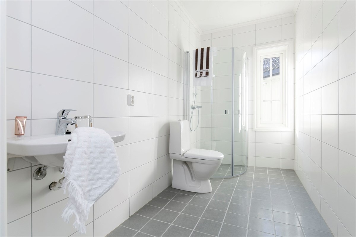 Badet i 1. etasje har varmekabler i gulv, toalett, servant og dusjhjørne. Galleribilde