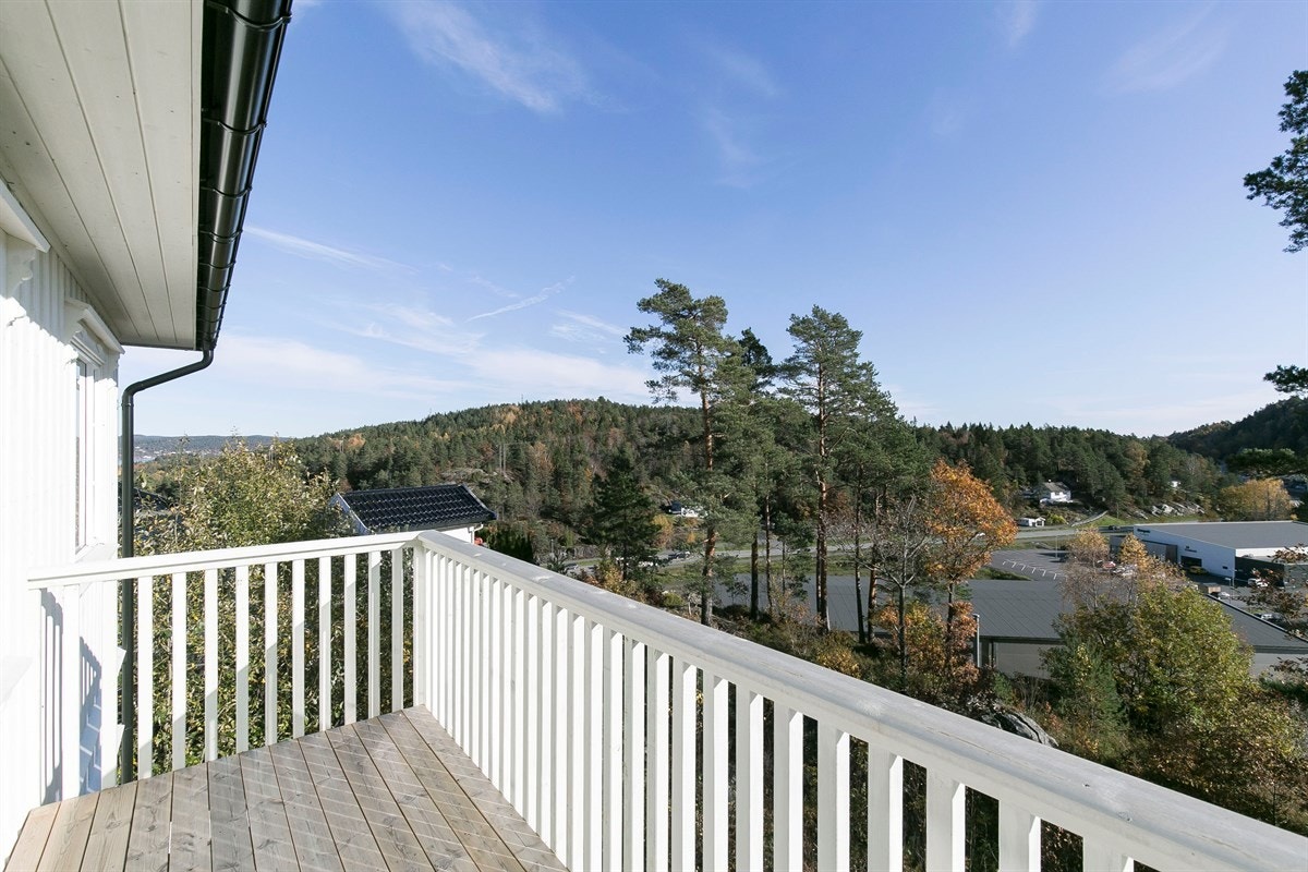 En dobbel terrassedør leder ut til denne flotte terrassen, herifra har du noe sjøutsikt Galleribilde