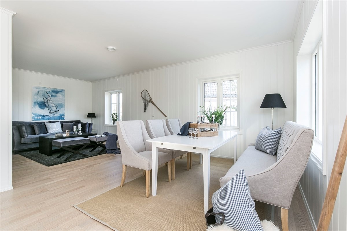 Stuen i dag er nydelig innredet til et fint fellesområde for familien Galleribilde