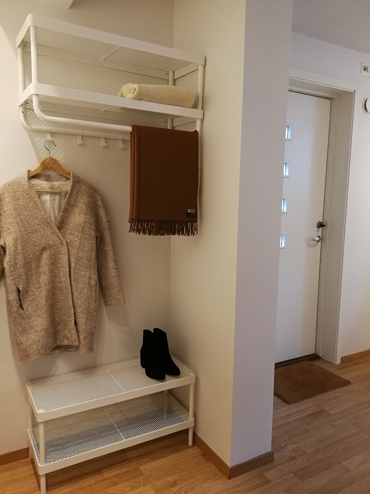 Gang med oppbevaring til yttertøy Galleribilde