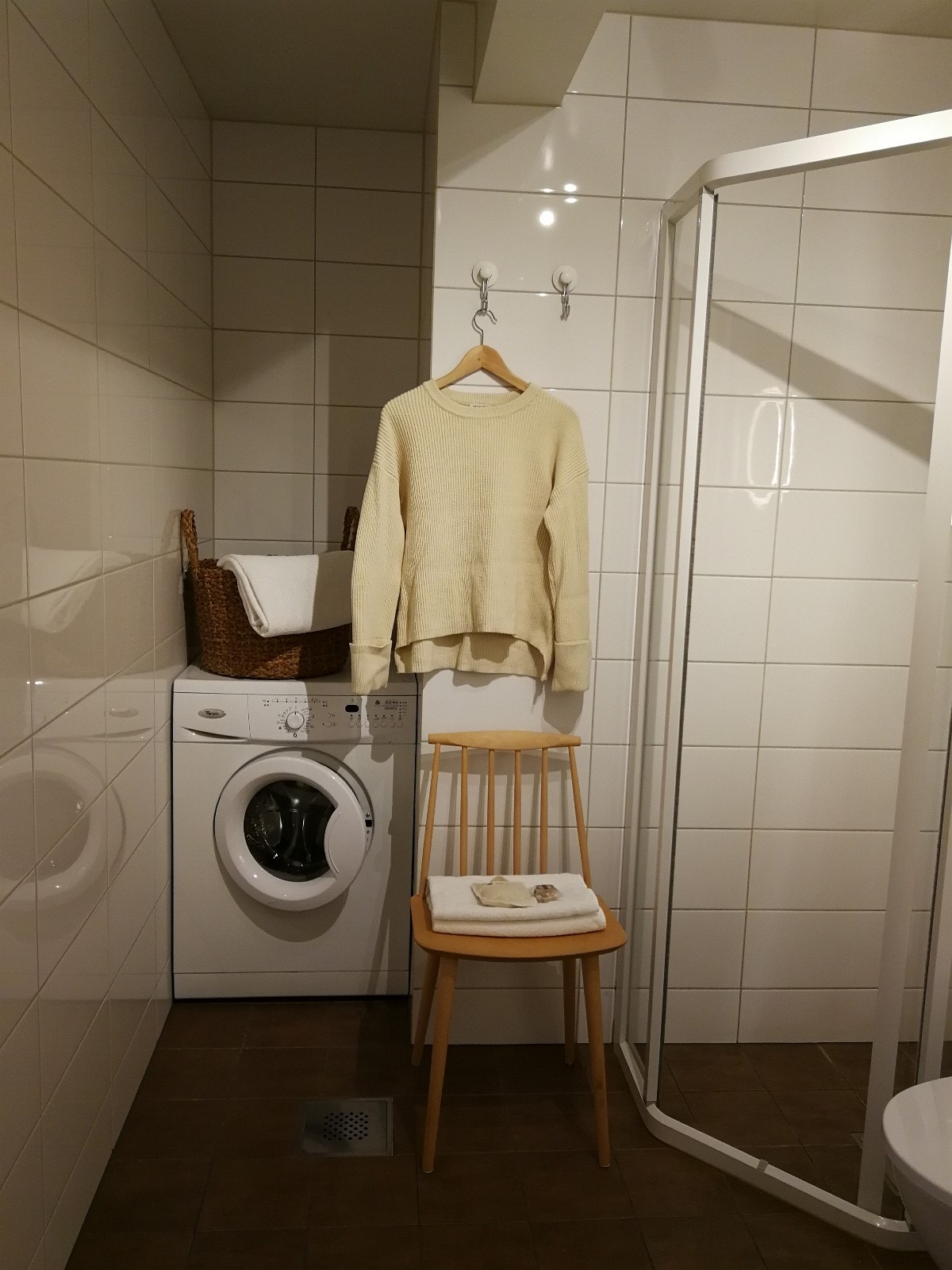 Helfliset bad med vaskemaskin og dusj Galleribilde