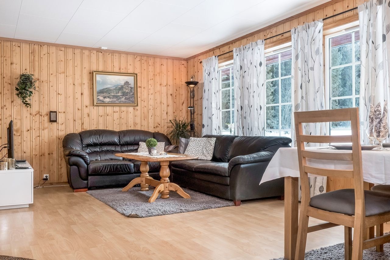 Trivelig sofakrok ved de store vinduene Galleribilde